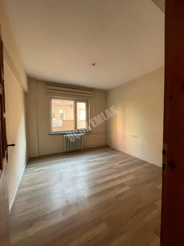 AFYON ÜÇOK EMLAKTAN İSTİKLAL MAH KİRALIK 3+1 TEMİZ DAİRE
