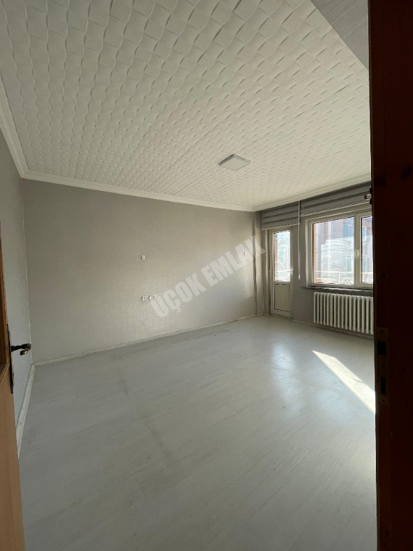 AFYON ÜÇOK EMLAKTAN İSTİKLAL MAH KİRALIK 3+1 TEMİZ DAİRE