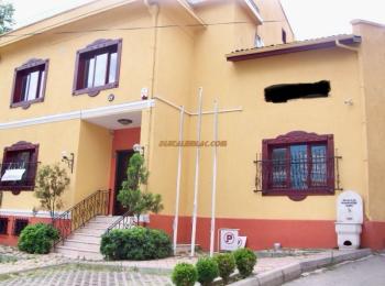 DijitalEmlak’tan Tophane Saltanat kapısında 2 katlı bahçeli Otel Ruhsatlı Ana Cadde üzeri Satılık Kople Bina. 