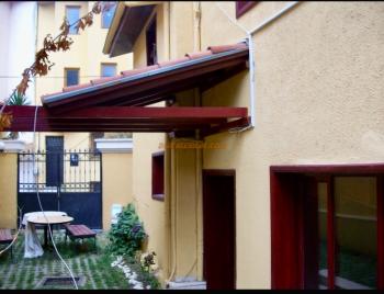 DijitalEmlak’tan Tophane Saltanat kapısında 2 katlı bahçeli Otel Ruhsatlı Ana Cadde üzeri Satılık Kople Bina. 