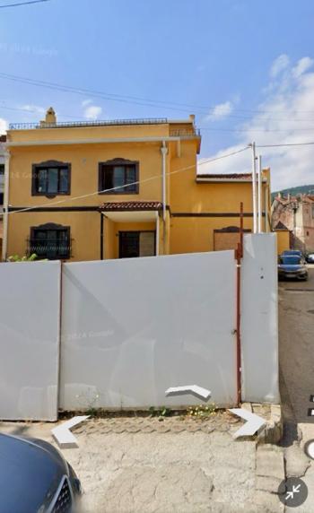 DijitalEmlak’tan Tophane Saltanat kapısında 2 katlı bahçeli Otel Ruhsatlı Ana Cadde üzeri Satılık Kople Bina. 