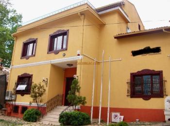 DijitalEmlak’tan Tophane Saltanat kapısında 2 katlı bahçeli Otel Ruhsatlı Ana Cadde üzeri Satılık Kople Bina. 
