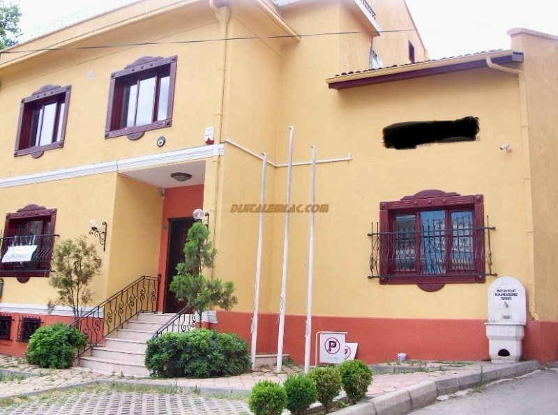DijitalEmlak’tan Tophane Saltanat kapısında 2 katlı bahçeli Otel Ruhsatlı Ana Cadde üzeri Satılık Kople Bina. 