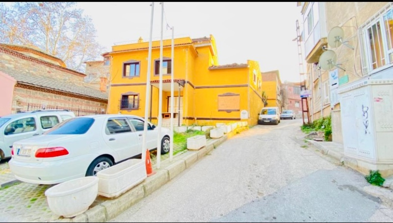 DijitalEmlak’tan Tophane Saltanat kapısında 2 katlı bahçeli Otel Ruhsatlı Ana Cadde üzeri Satılık Kople Bina. 