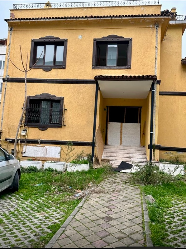 DijitalEmlak’tan Tophane Saltanat kapısında 2 katlı bahçeli Otel Ruhsatlı Ana Cadde üzeri Satılık Kople Bina. 