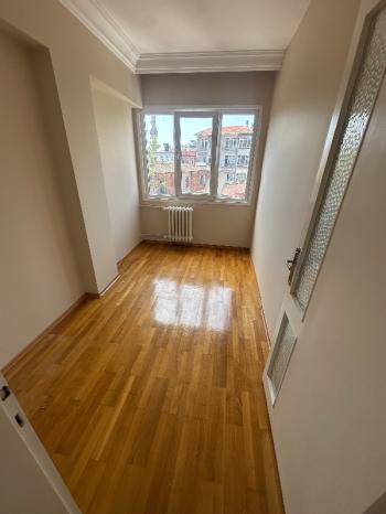 Kadıköy Pavlonya Sokakta Deniz Manzaralı Geniş 3+1 Kiralık Daire