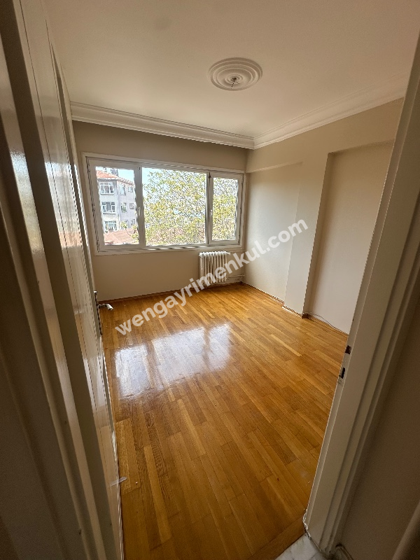 Kadıköy Pavlonya Sokakta Deniz Manzaralı Geniş 3+1 Kiralık Daire