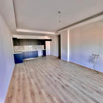 GİRNE MERKEZDE DENİZ MANZARALI SATILIK LÜKS 2 + 1 DAİRE 