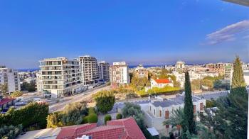 GİRNE MERKEZDE DENİZ MANZARALI SATILIK LÜKS 2 + 1 DAİRE 