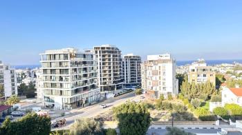 GİRNE MERKEZDE DENİZ MANZARALI SATILIK LÜKS 2 + 1 DAİRE 