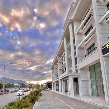 GİRNE MERKEZDE DENİZ MANZARALI SATILIK LÜKS 2 + 1 DAİRE 