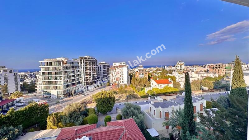 GİRNE MERKEZDE DENİZ MANZARALI SATILIK LÜKS 2 + 1 DAİRE 