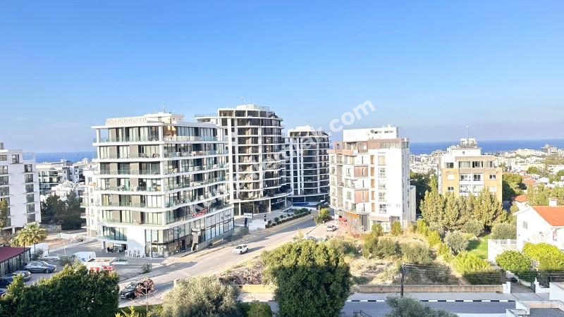 GİRNE MERKEZDE DENİZ MANZARALI SATILIK LÜKS 2 + 1 DAİRE 