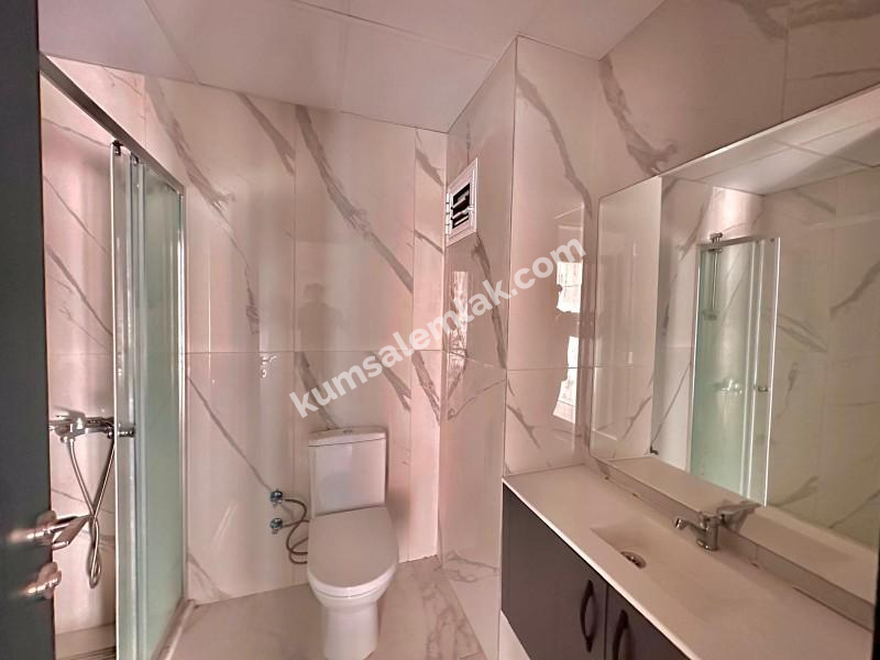 GİRNE MERKEZDE DENİZ MANZARALI SATILIK LÜKS 2 + 1 DAİRE 