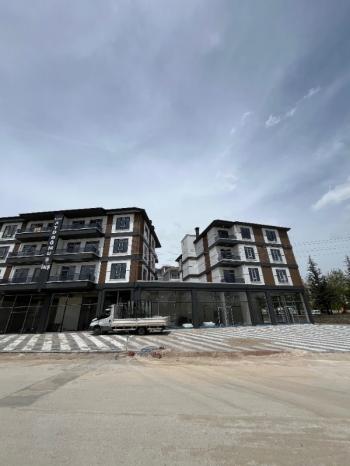 AFYON ÜÇOK EMLAKTAN KANLICA DA GÜLSAZAK BULVARI ÜZERİNDE SATILIK SIFIR DÜKKAN