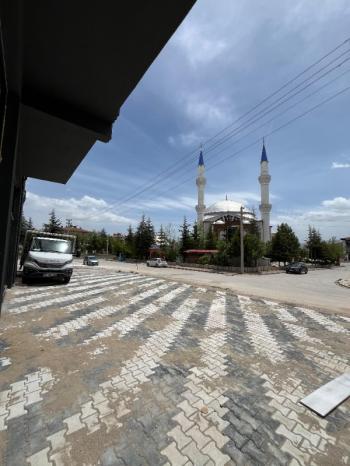 AFYON ÜÇOK EMLAKTAN KANLICA DA GÜLSAZAK BULVARI ÜZERİNDE SATILIK SIFIR DÜKKAN