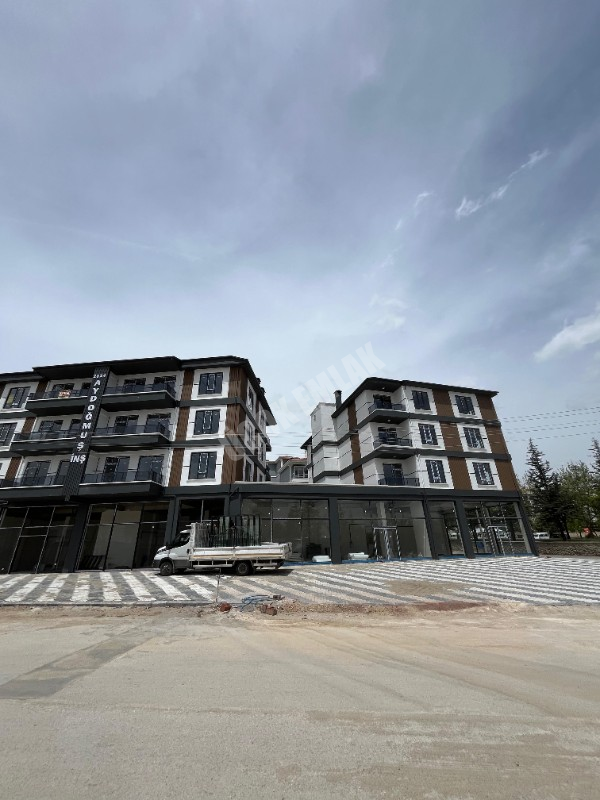 AFYON ÜÇOK EMLAKTAN KANLICA DA GÜLSAZAK BULVARI ÜZERİNDE SATILIK SIFIR DÜKKAN