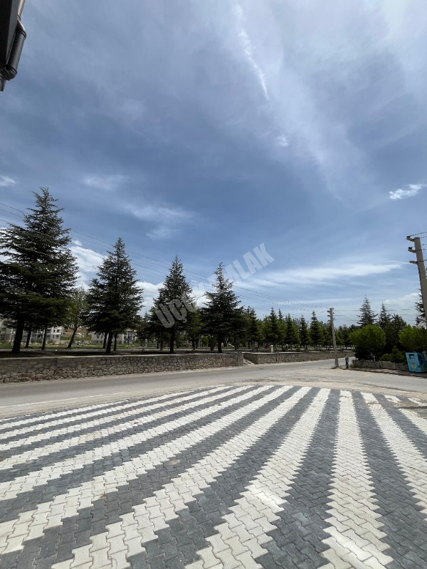 AFYON ÜÇOK EMLAKTAN KANLICA DA GÜLSAZAK BULVARI ÜZERİNDE SATILIK SIFIR DÜKKAN