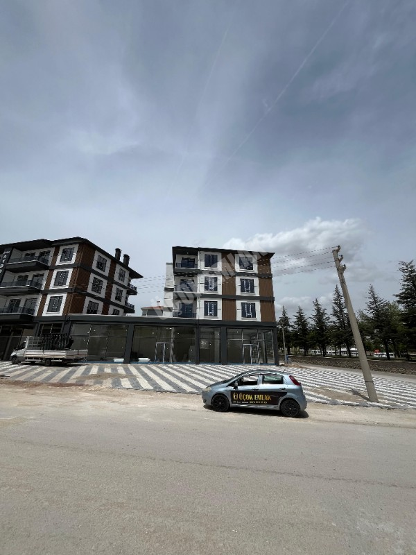 AFYON ÜÇOK EMLAKTAN KANLICA DA GÜLSAZAK BULVARI ÜZERİNDE SATILIK SIFIR DÜKKAN
