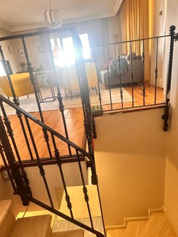Bostancı Metroya Yakın Genç Binada Satılık Geniş 3+2 Dubleks Daire