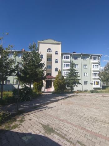 GÜVENAY – ÇORUM AK KENT MAHALLESİ – EŞYALI, AMERİKAN MUTFAKLI 1+1 KİRALIK DAİRE