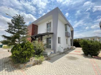 Lefkoşa Minareliköy'de HAVUZLU SİTE İÇERİSİNDE SATILIK 3+1 İKİZ VİLLA 