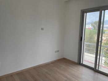 Lefkoşa Minareliköy'de HAVUZLU SİTE İÇERİSİNDE SATILIK 3+1 İKİZ VİLLA 
