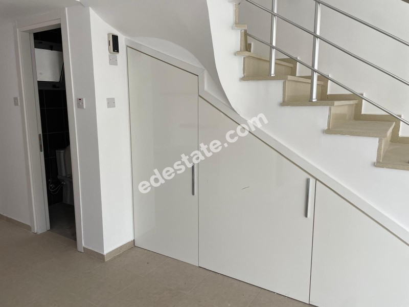 Lefkoşa Minareliköy'de HAVUZLU SİTE İÇERİSİNDE SATILIK 3+1 İKİZ VİLLA 