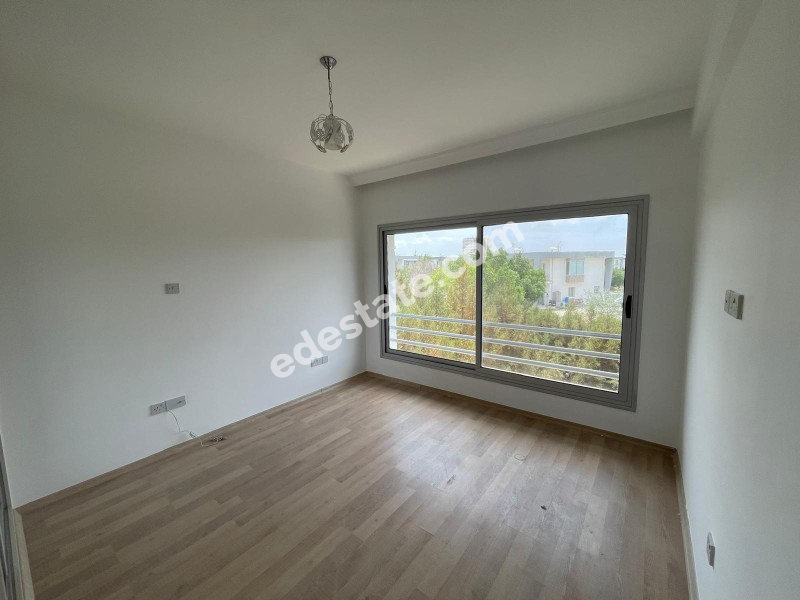 Lefkoşa Minareliköy'de HAVUZLU SİTE İÇERİSİNDE SATILIK 3+1 İKİZ VİLLA 
