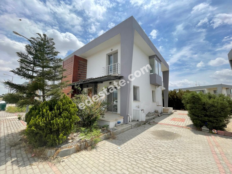Lefkoşa Minareliköy'de HAVUZLU SİTE İÇERİSİNDE SATILIK 3+1 İKİZ VİLLA 