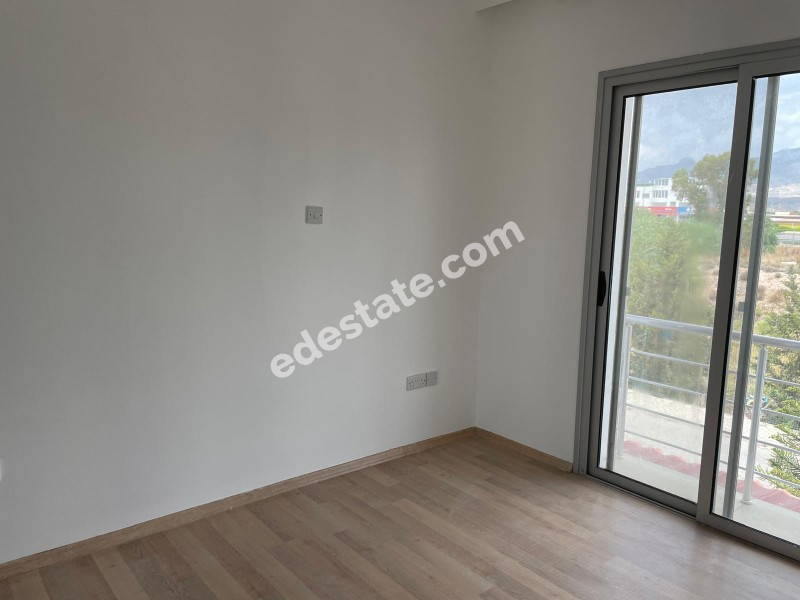 Lefkoşa Minareliköy'de HAVUZLU SİTE İÇERİSİNDE SATILIK 3+1 İKİZ VİLLA 