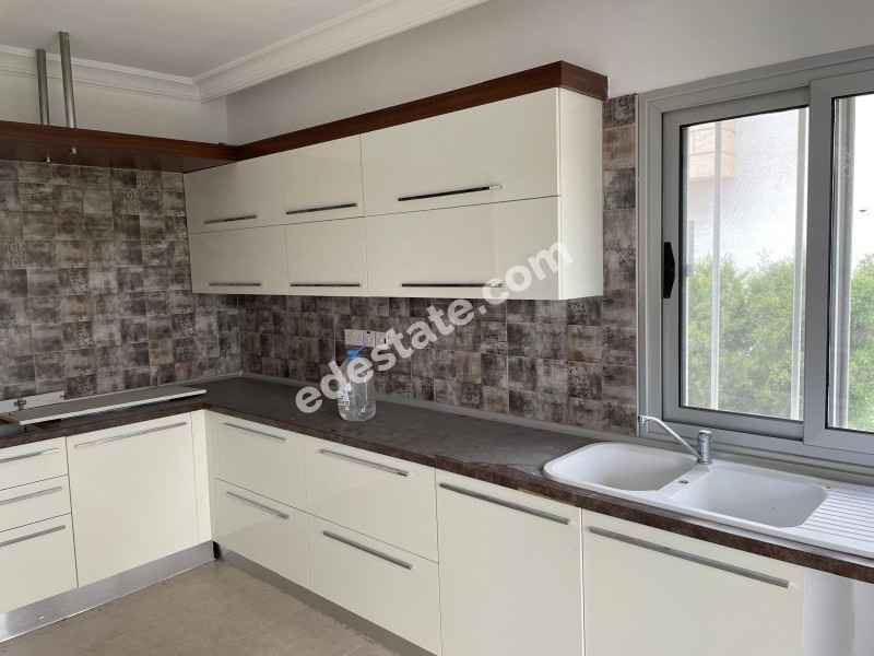 Lefkoşa Minareliköy'de HAVUZLU SİTE İÇERİSİNDE SATILIK 3+1 İKİZ VİLLA 