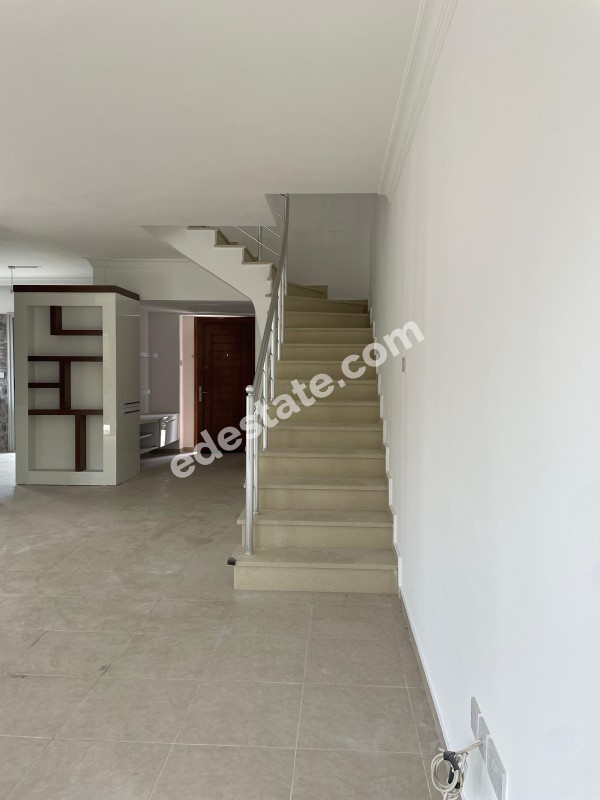 Lefkoşa Minareliköy'de HAVUZLU SİTE İÇERİSİNDE SATILIK 3+1 İKİZ VİLLA 