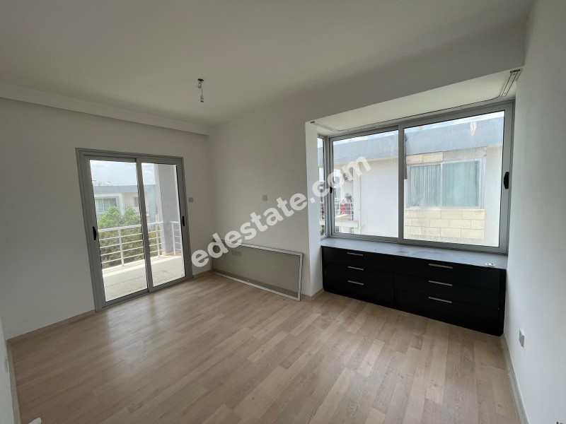 Lefkoşa Minareliköy'de HAVUZLU SİTE İÇERİSİNDE SATILIK 3+1 İKİZ VİLLA 