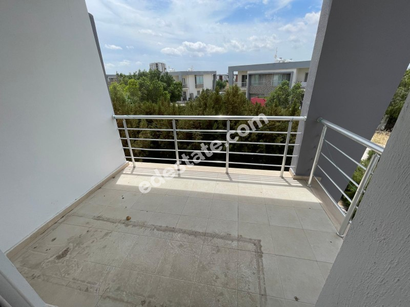 Lefkoşa Minareliköy'de HAVUZLU SİTE İÇERİSİNDE SATILIK 3+1 İKİZ VİLLA 