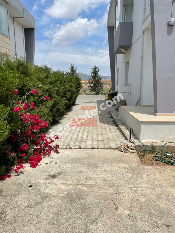 Lefkoşa Minareliköy'de HAVUZLU SİTE İÇERİSİNDE SATILIK 3+1 İKİZ VİLLA 