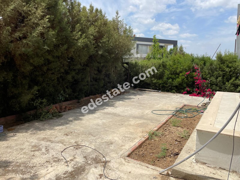 Lefkoşa Minareliköy'de HAVUZLU SİTE İÇERİSİNDE SATILIK 3+1 İKİZ VİLLA 