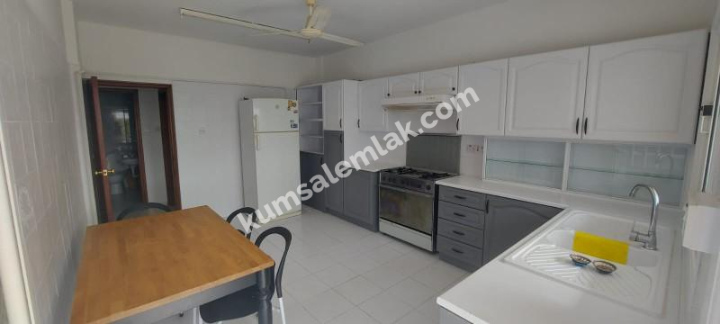 LEFKOŞA KÖŞKÜÇİFLİKTE SATILIK TİCARİ İZİNLİ TÜRK MALI  4+1 DAİRE 