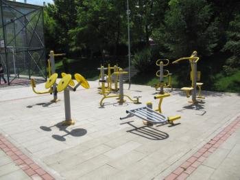 Tarabya'da Sanatçılar Sitesi'nde Satılık Temiz Bahçe Katı