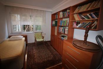 Tarabya'da Sanatçılar Sitesi'nde Satılık Temiz Bahçe Katı