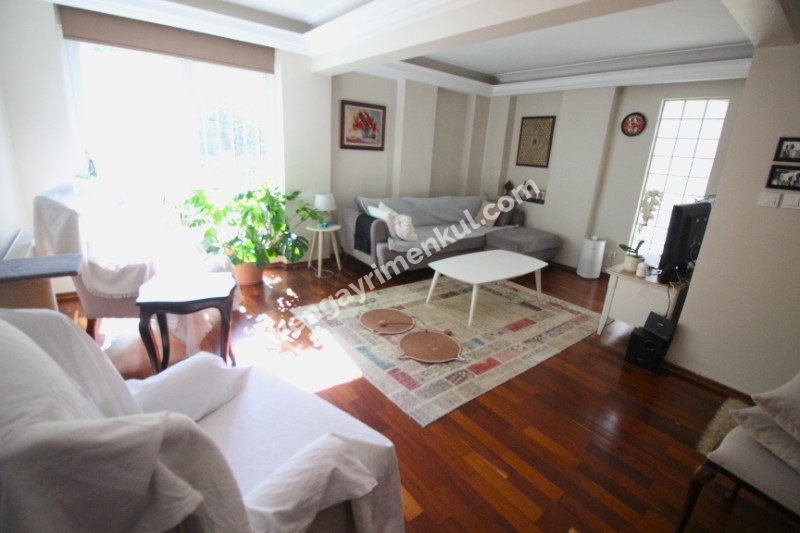Tarabya'da Sanatçılar Sitesi'nde Satılık Temiz Bahçe Katı