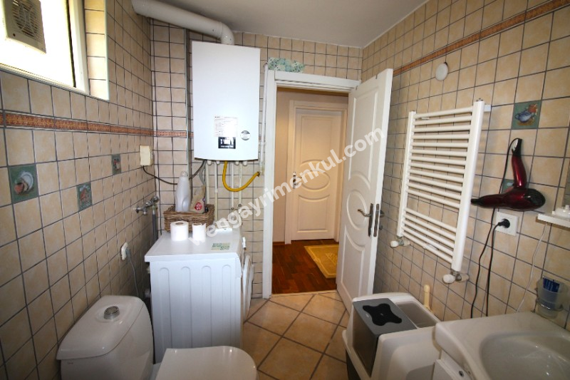 Tarabya'da Sanatçılar Sitesi'nde Satılık Temiz Bahçe Katı