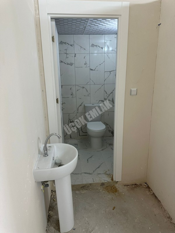 AFYON ÜÇOK EMLAKTAN 2. SANAYİ SİTESİNDE KİRALIK 100M² DÜKKAN