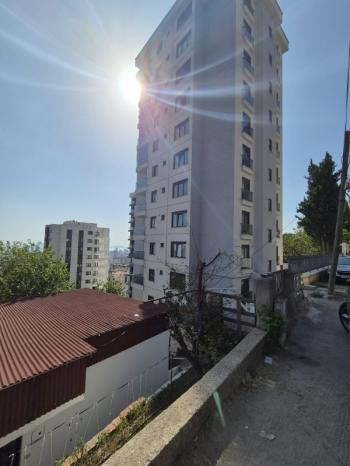 YAKACIK ÇARŞI MAHALLESİ'NDE 2+1 SATILIK DAİRE (TR / ENG)