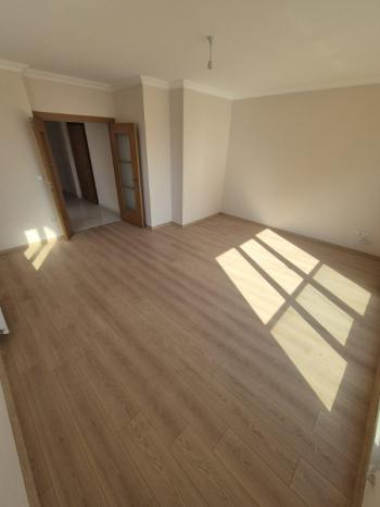 YAKACIK ÇARŞI MAHALLESİ'NDE 2+1 SATILIK DAİRE (TR / ENG)