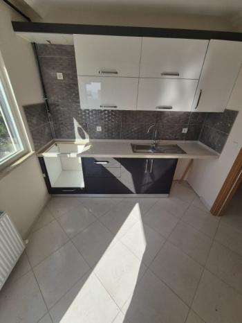 YAKACIK ÇARŞI MAHALLESİ'NDE 2+1 SATILIK DAİRE (TR / ENG)
