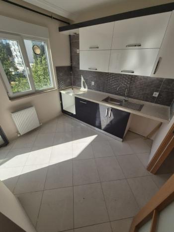 YAKACIK ÇARŞI MAHALLESİ'NDE 2+1 SATILIK DAİRE (TR / ENG)