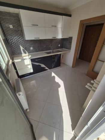 YAKACIK ÇARŞI MAHALLESİ'NDE 2+1 SATILIK DAİRE (TR / ENG)
