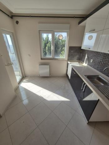 YAKACIK ÇARŞI MAHALLESİ'NDE 2+1 SATILIK DAİRE (TR / ENG)