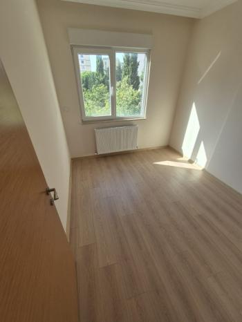YAKACIK ÇARŞI MAHALLESİ'NDE 2+1 SATILIK DAİRE (TR / ENG)